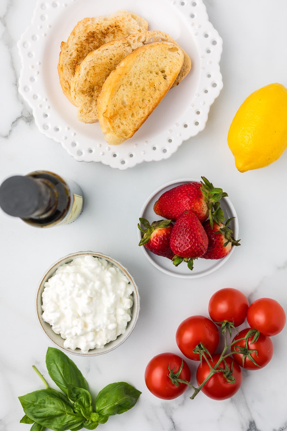 Ingredients to make cottage cheese toast with tomatoes and strawberries.