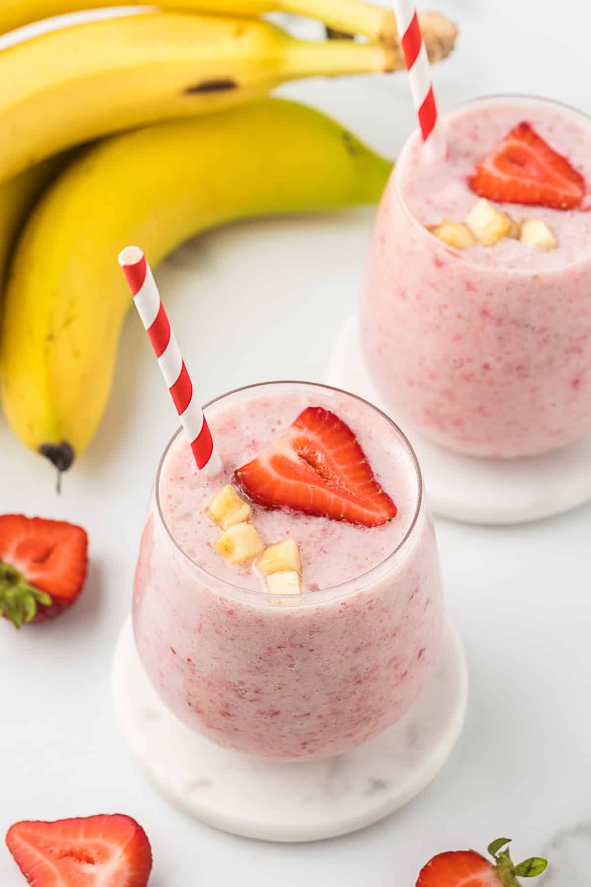 Strawberry Banana Smoothie without yogurt that has bananas and a strawberry as garnish.