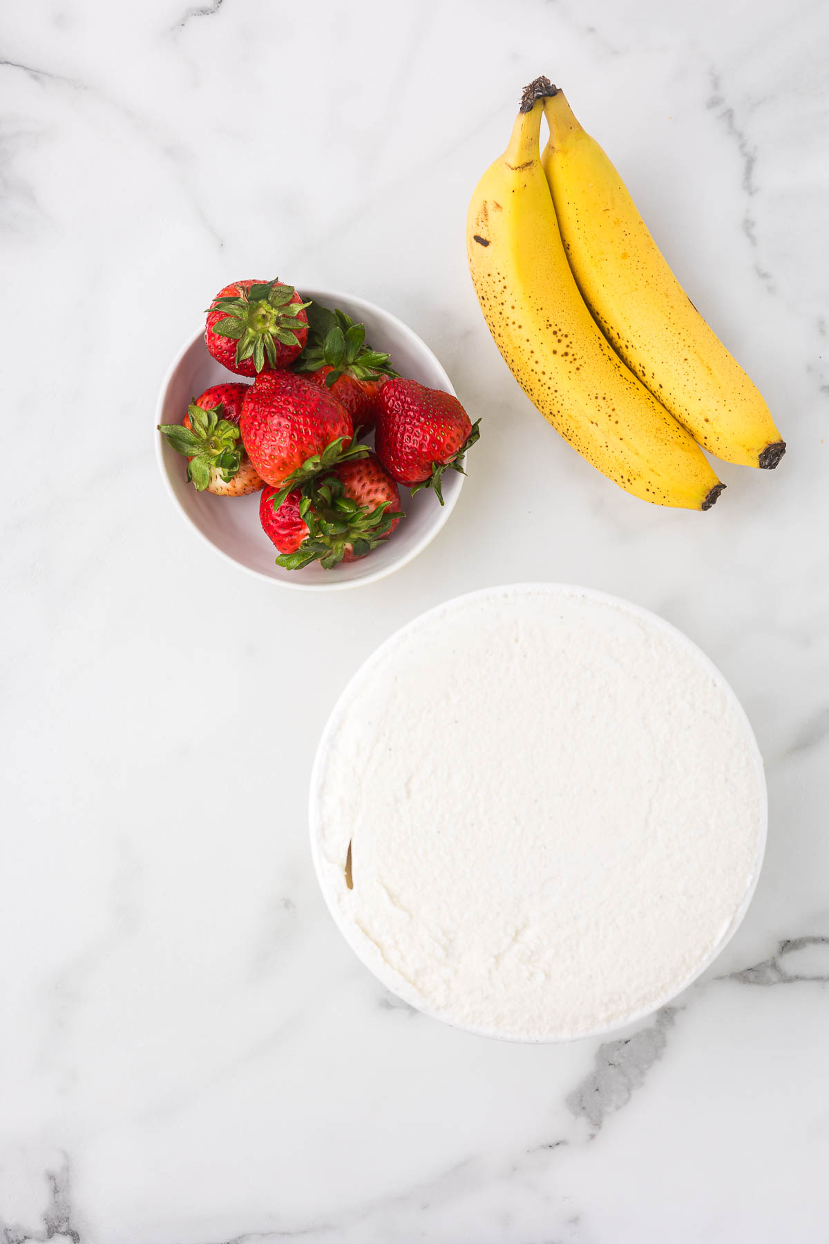 Ingredients to make Strawberry banana milkshakes.